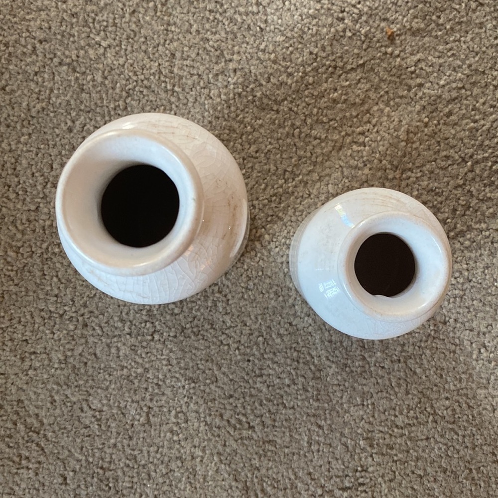 Elegant White Ceramic Vases - Picture 5 of 7